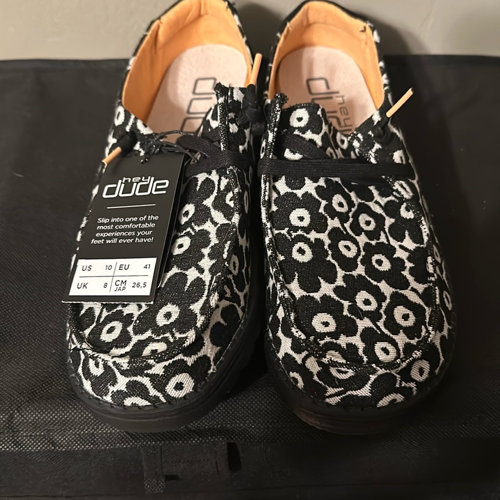 Women’s size 10 hey dudes